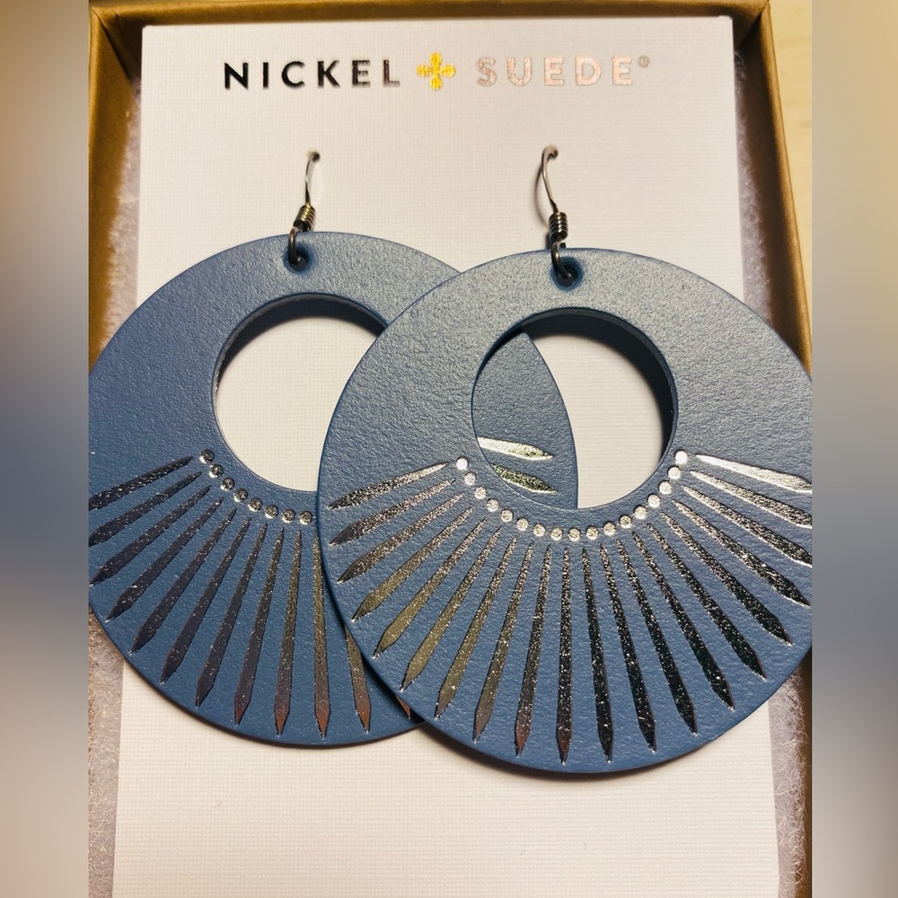 Nickel & Suede small cornflower (blue)/silver sunburst leather earrings NWT